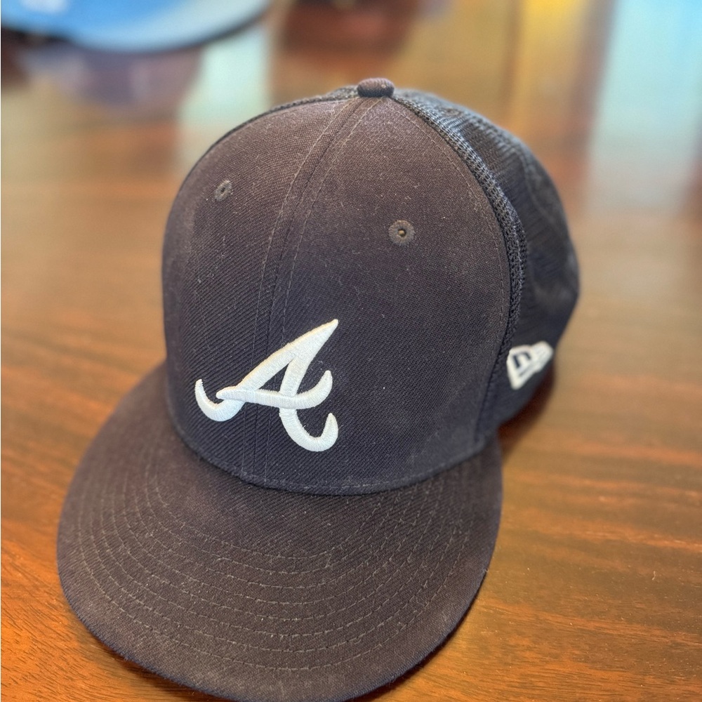 New Era Men’s Atlanta Braves Mesh Dark Blue Cap with White Logo